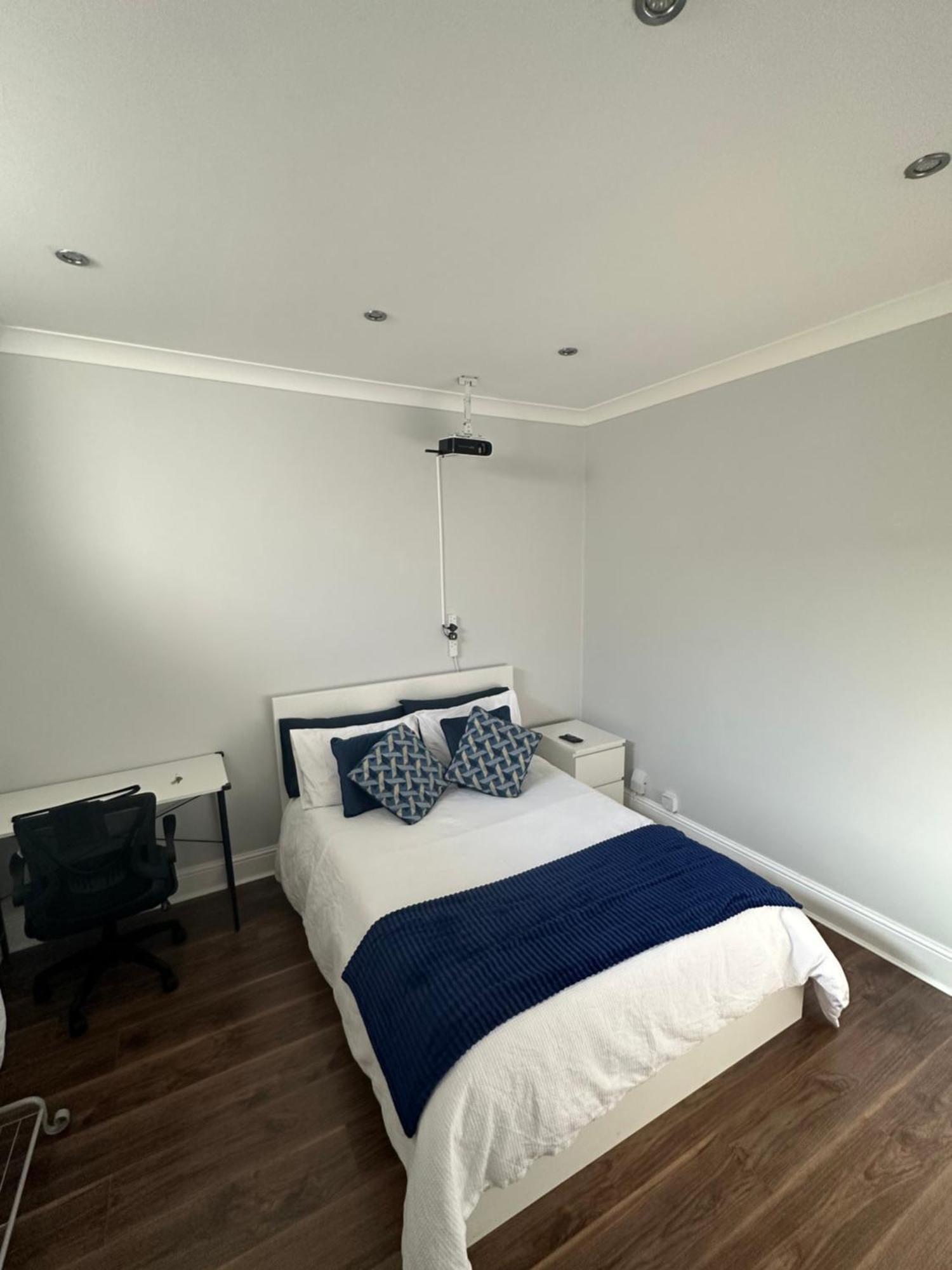 Liverpool Street Blue Bedroom Лондон Экстерьер фото