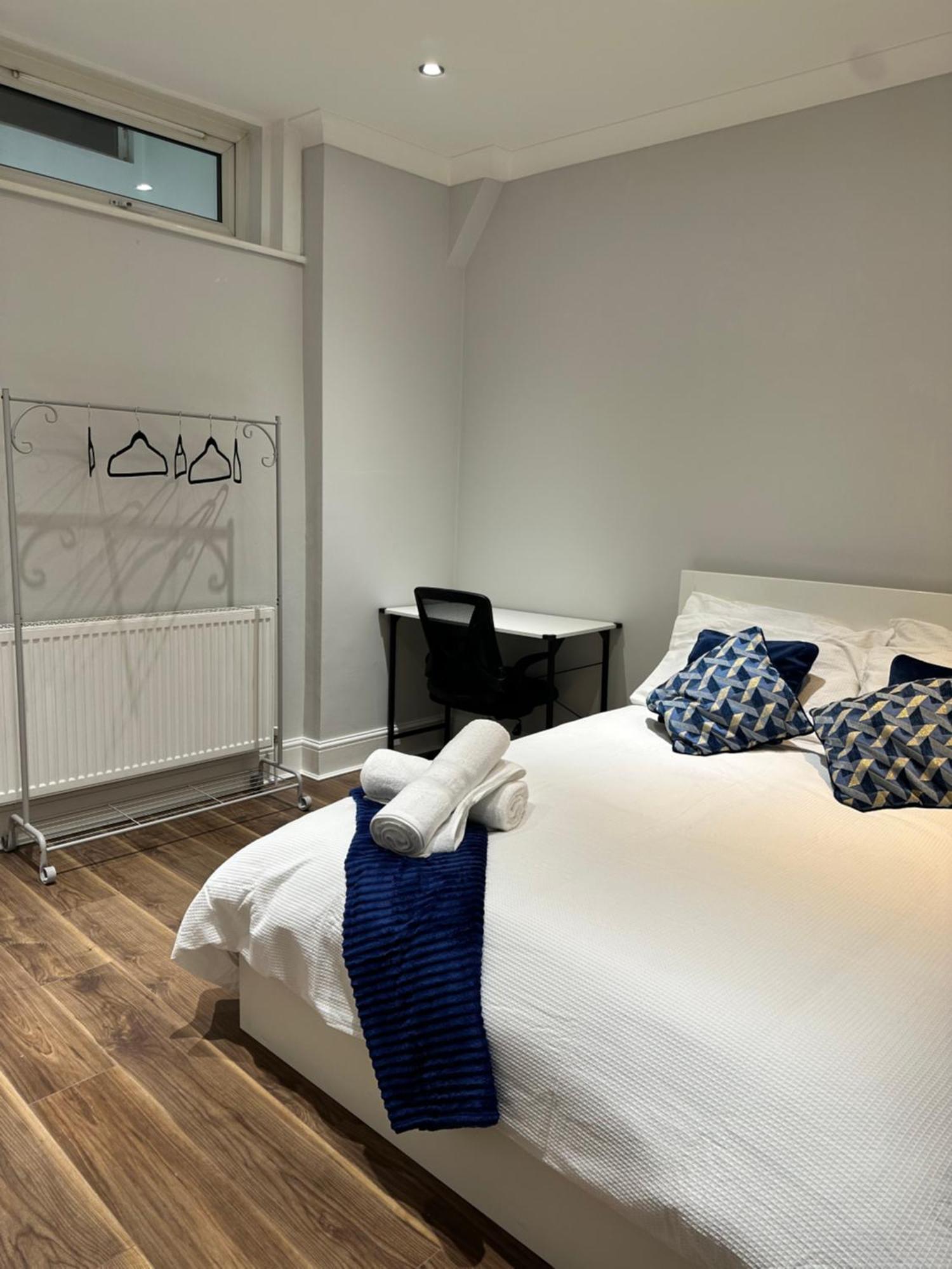 Liverpool Street Blue Bedroom Лондон Экстерьер фото